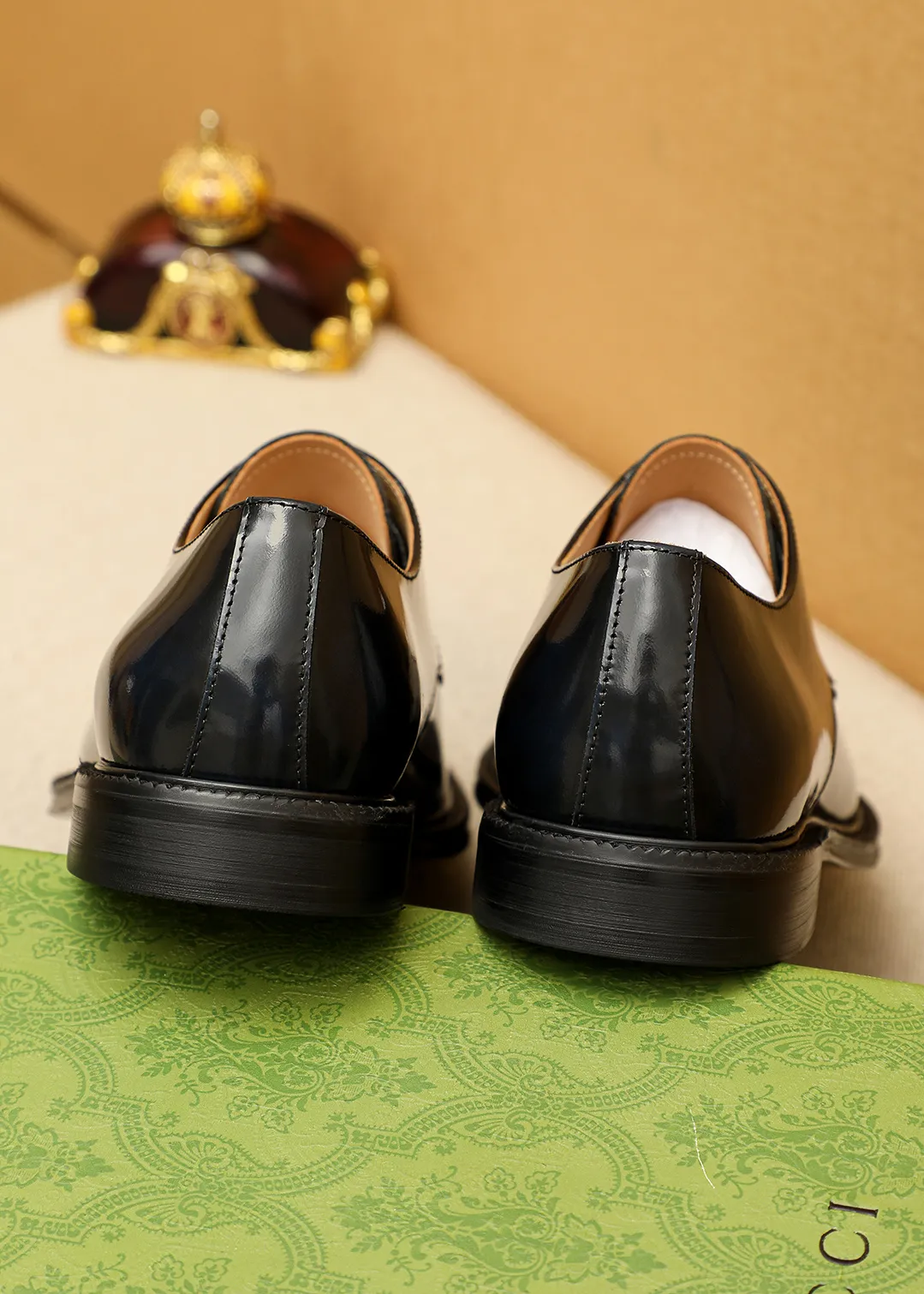 Men's shoes 💰520 💐 Product trademark: GUCCI "Gucci" business leather shoes Regular size: 38-44 (45.46🉑️customized) Product materials: Selected imported first-layer open-edge beaded cowhide leather upper, imported water-dyed cowhide leather lining. Strong three-dimensional visual effect, original outsole Color: 4⃣️colors available